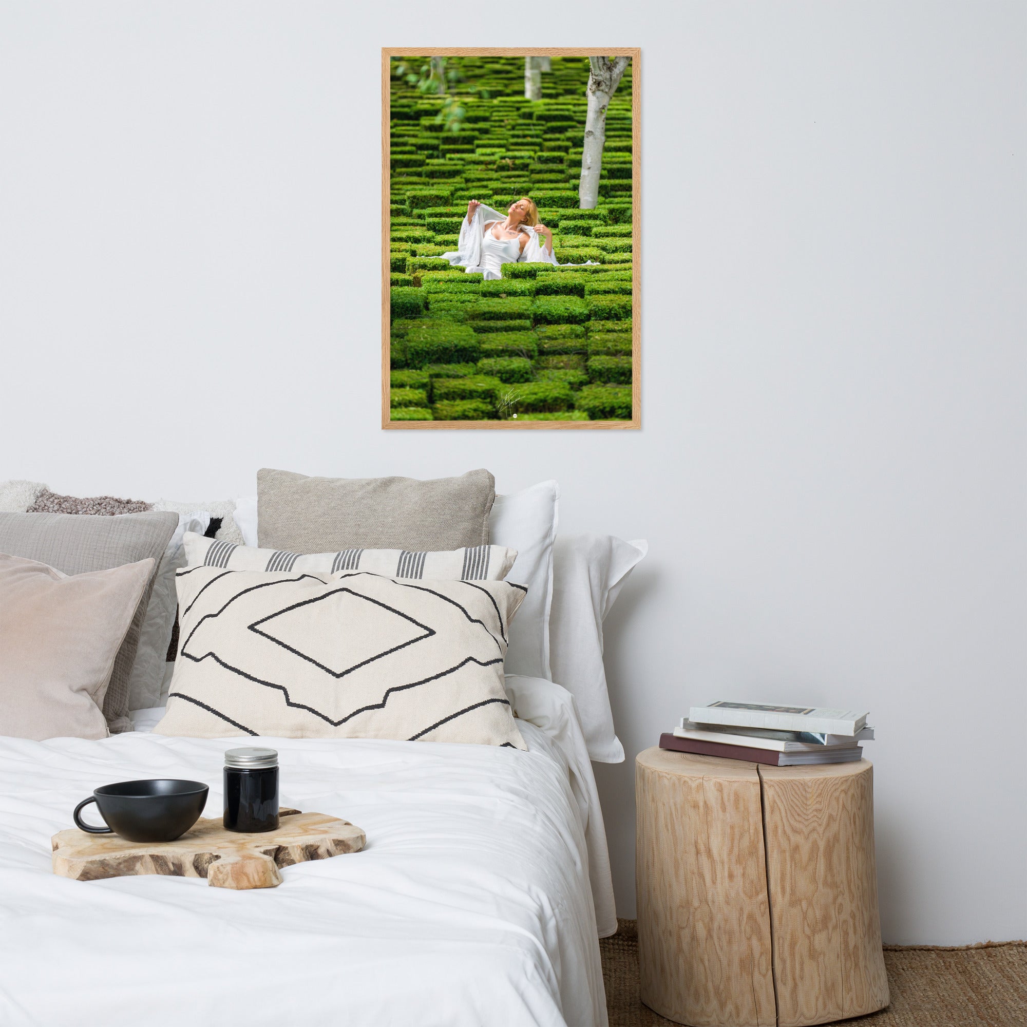 Portrait élégant de 'Blanche', une femme blonde vêtue de blanc, posant au milieu d'un jardin verdoyant et luxuriant, évoquant la beauté et la sérénité.