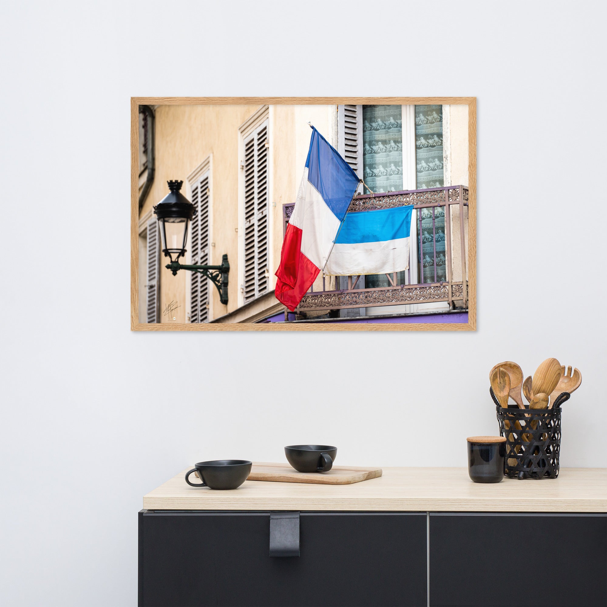 Photographie du drapeau tricolore français suspendu à un garde-corps métallique, représentant à la fois la tradition et la modernité, encadrée pour une mise en valeur murale.