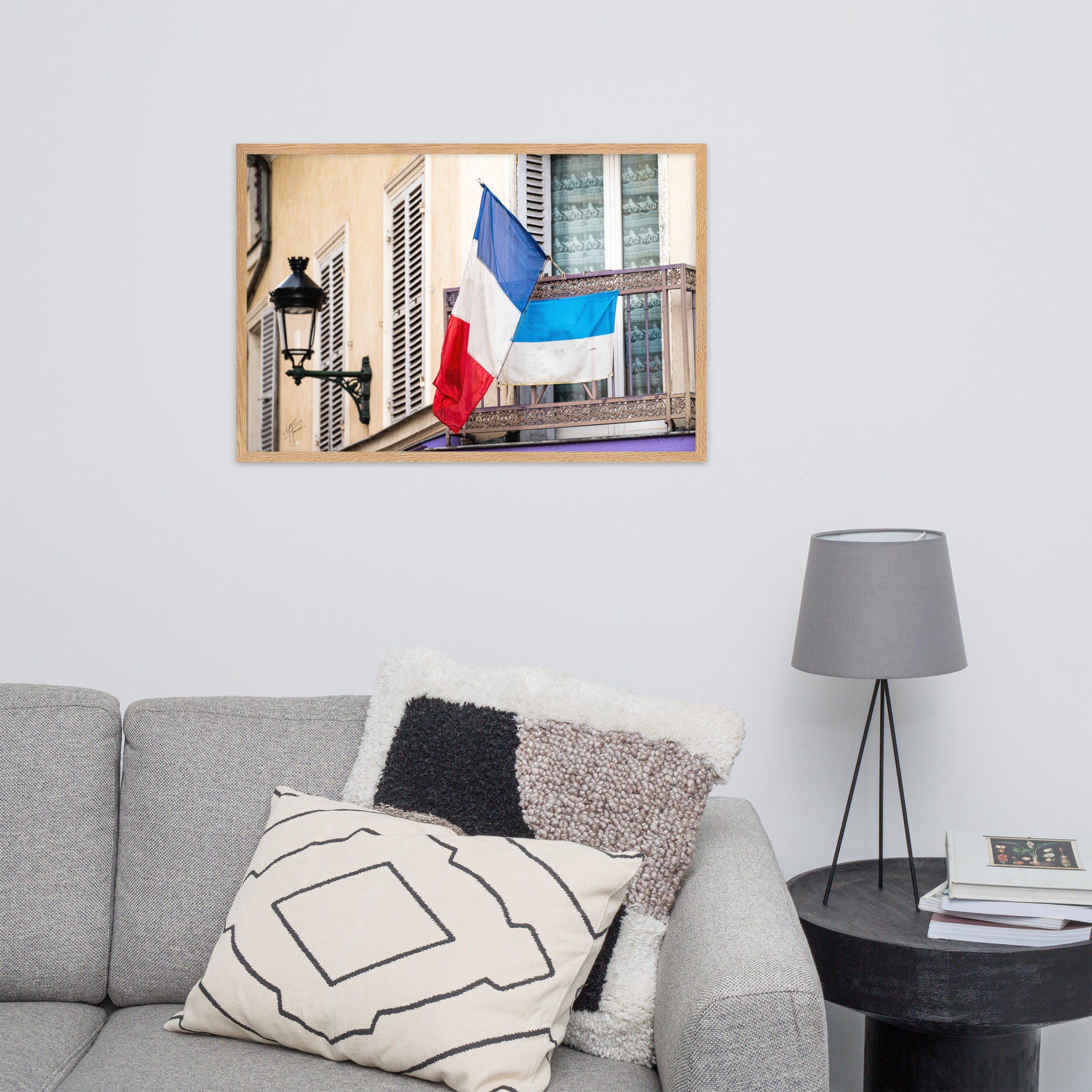 Photographie du drapeau tricolore français suspendu à un garde-corps métallique, représentant à la fois la tradition et la modernité, encadrée pour une mise en valeur murale.