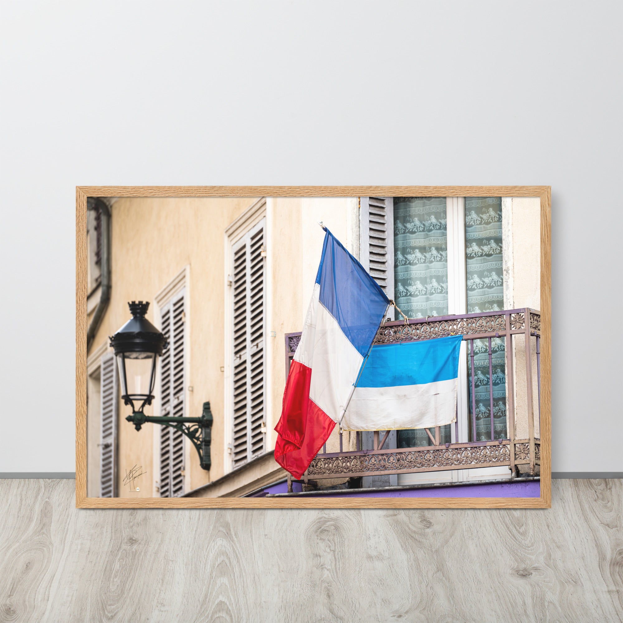 Photographie du drapeau tricolore français suspendu à un garde-corps métallique, représentant à la fois la tradition et la modernité, encadrée pour une mise en valeur murale.