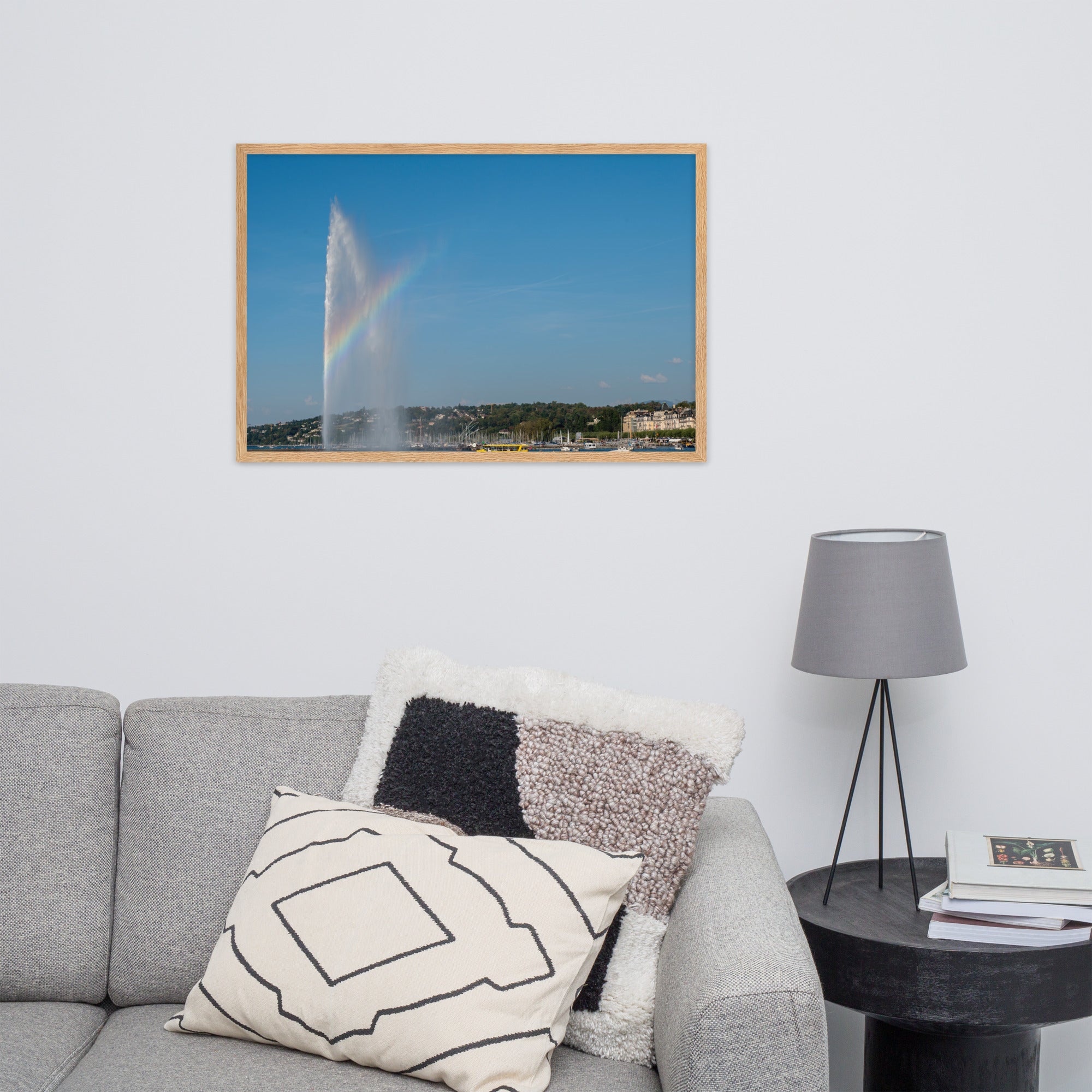 Photographie du jet d'eau de Genève avec bateaux et arc-en-ciel, encadrée en chêne massif.