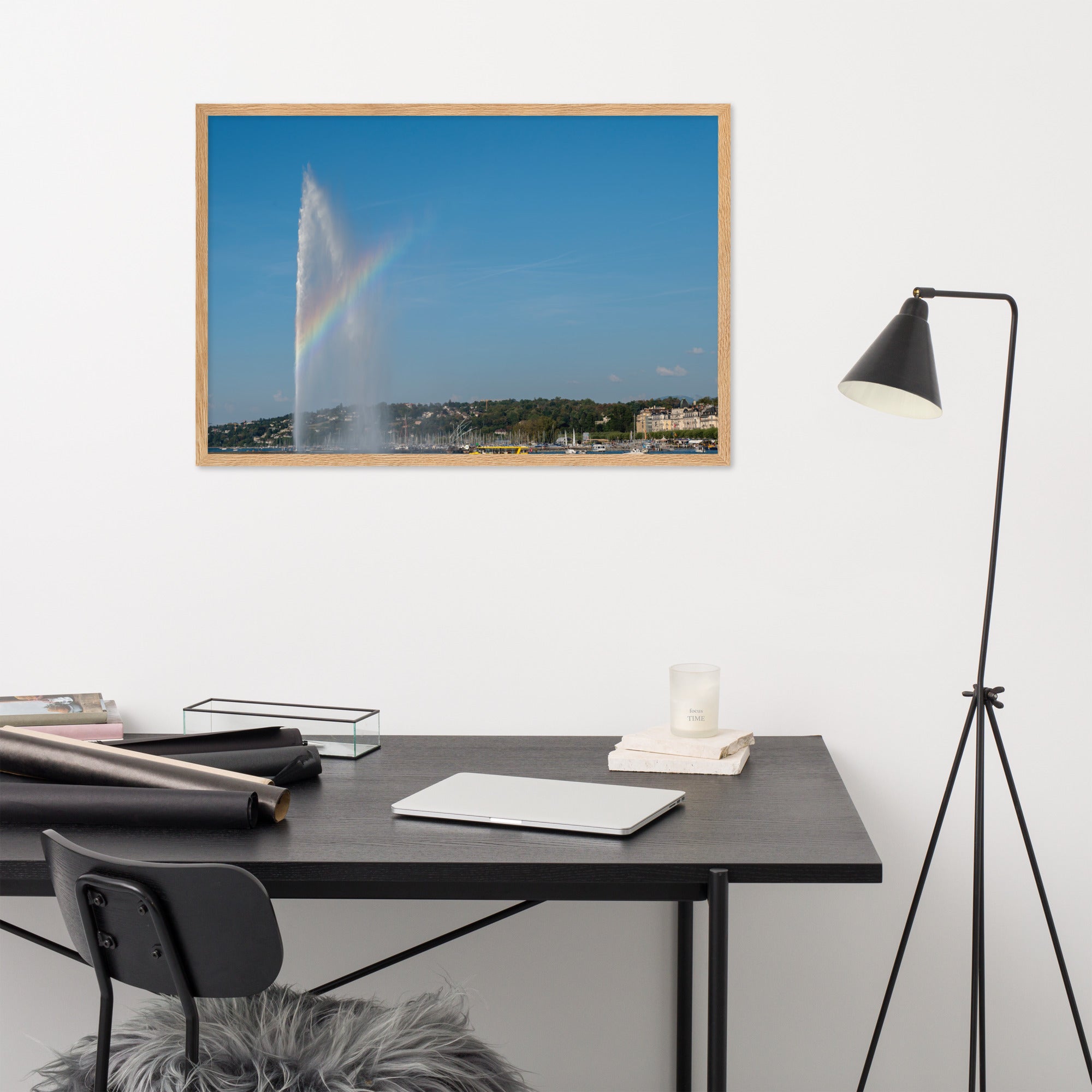 Photographie du jet d'eau de Genève avec bateaux et arc-en-ciel, encadrée en chêne massif.