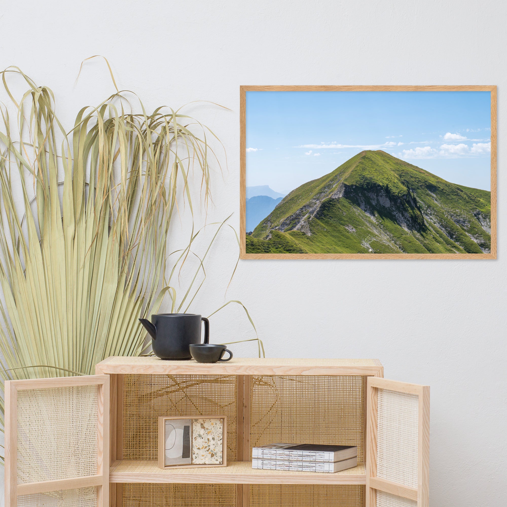 Vue panoramique du 'Mamelon Vert' avec sa végétation luxuriante et montagneuse, encadrée en bois de chêne.