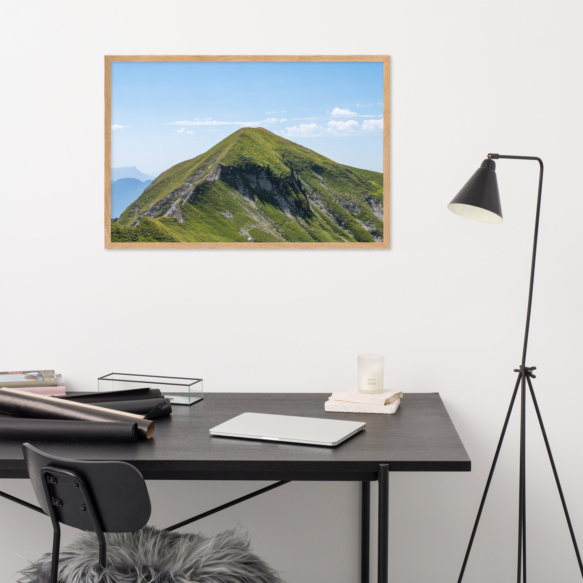 Vue panoramique du 'Mamelon Vert' avec sa végétation luxuriante et montagneuse, encadrée en bois de chêne.