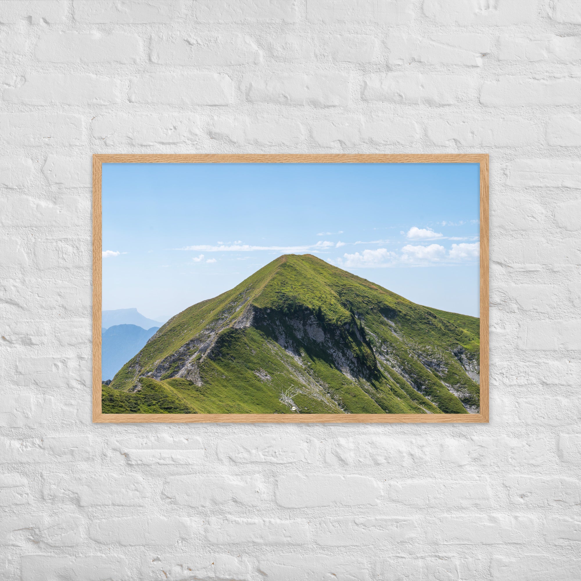 Vue panoramique du 'Mamelon Vert' avec sa végétation luxuriante et montagneuse, encadrée en bois de chêne.