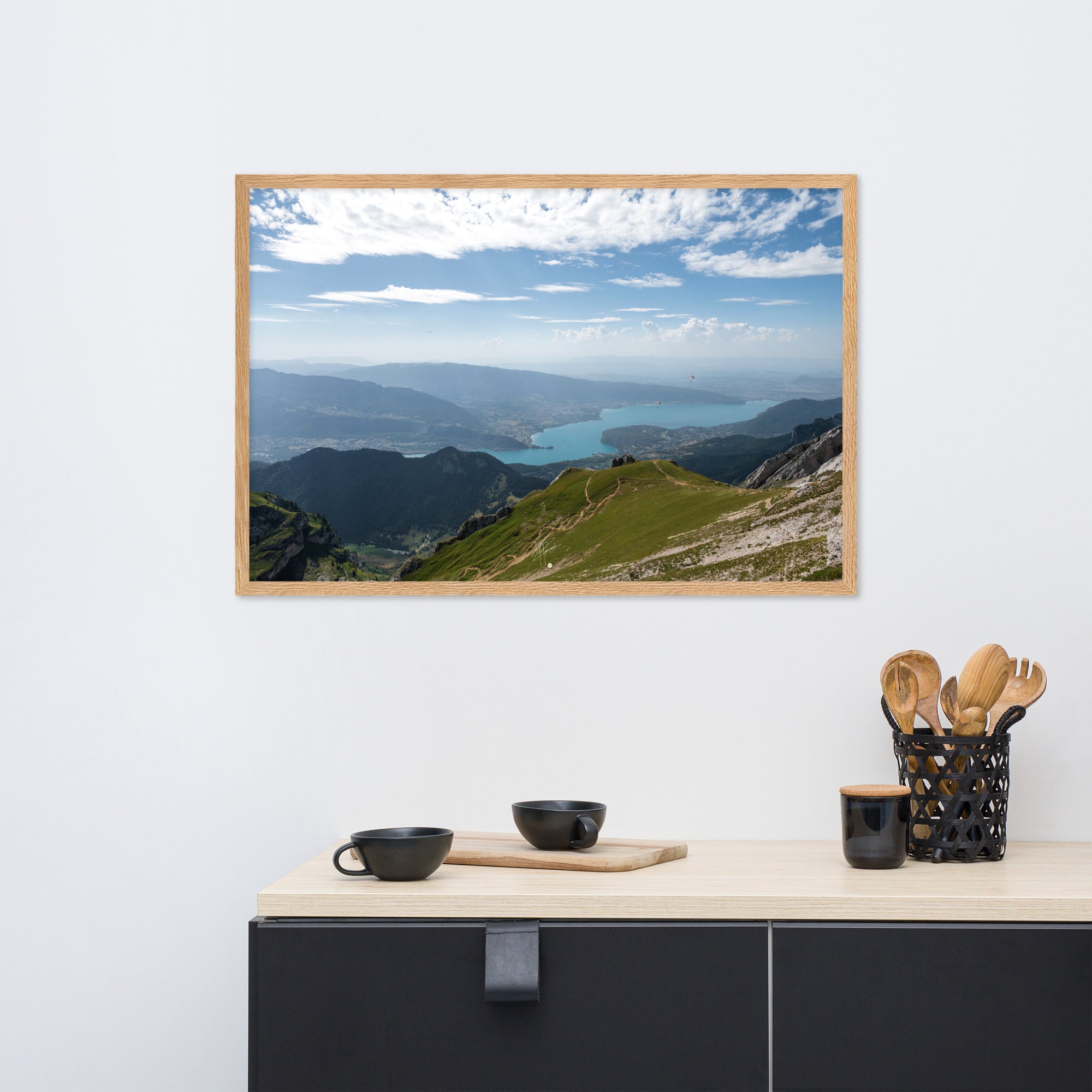 Vue panoramique du lac d'Annecy, entouré de montagnes majestueuses, avec un cadre en bois de chêne massif.