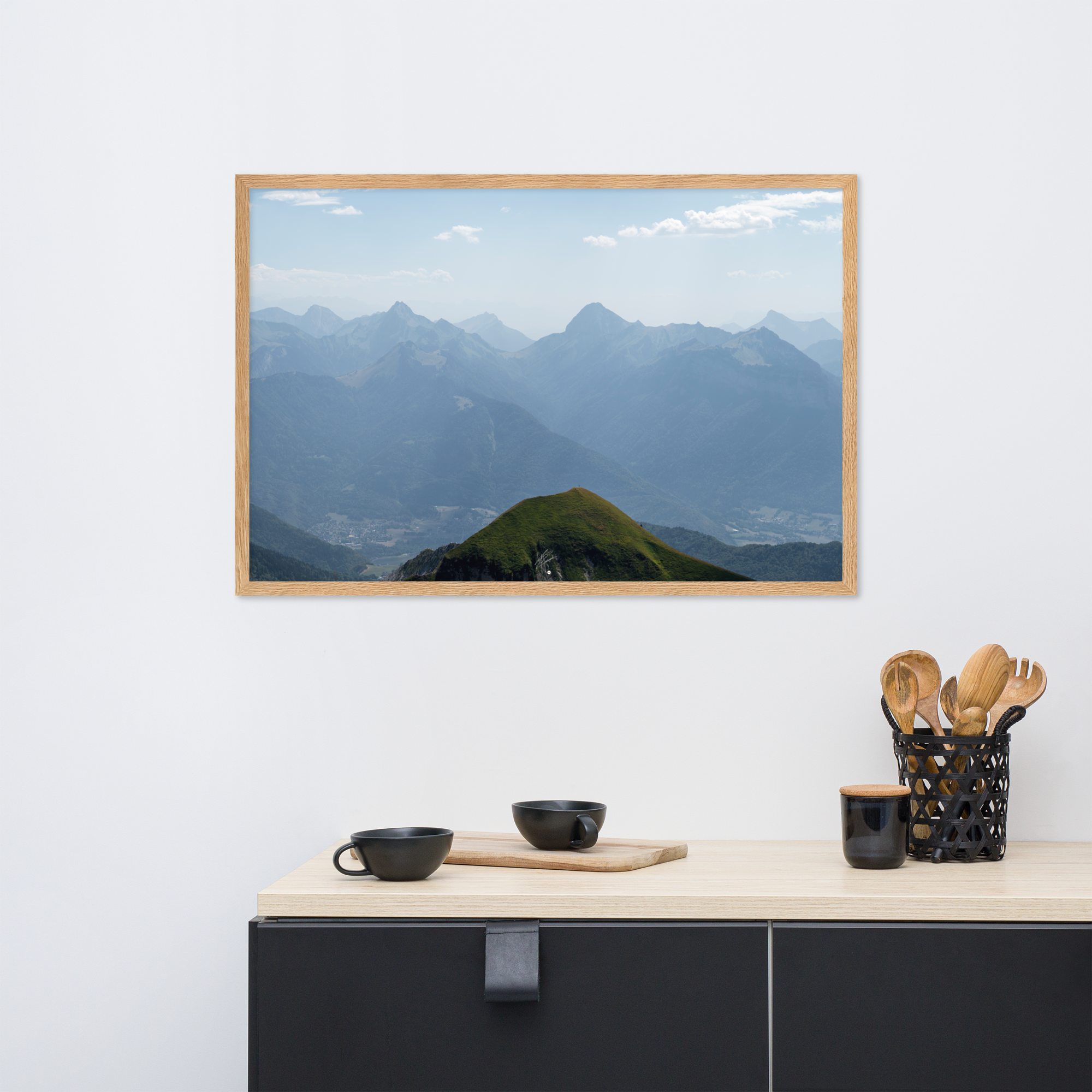 Vue panoramique depuis le sommet de La Tournette, baigné par la lumière d'une chaude journée d'été, encadrée d'un cadre en chêne massif.