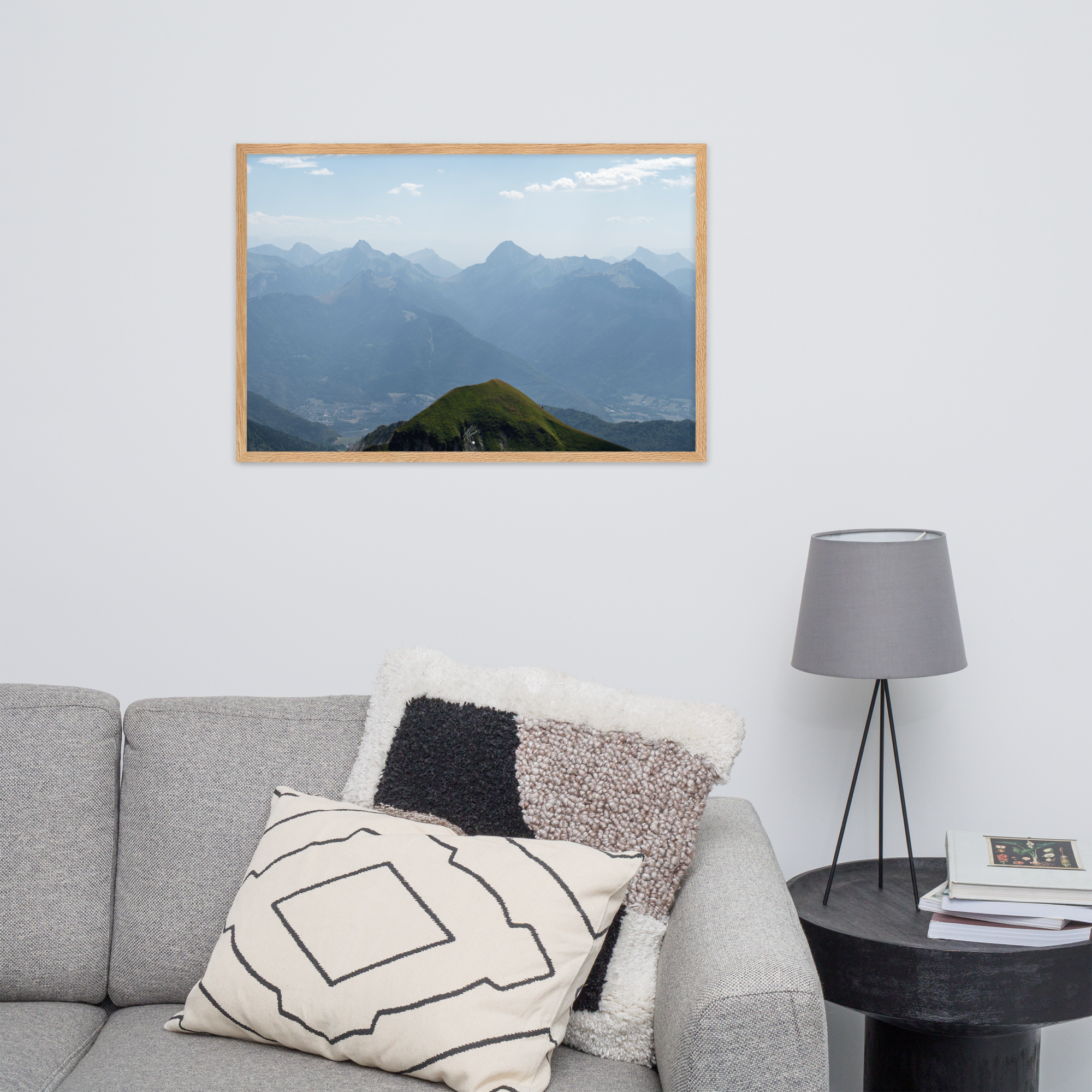 Vue panoramique depuis le sommet de La Tournette, baigné par la lumière d'une chaude journée d'été, encadrée d'un cadre en chêne massif.