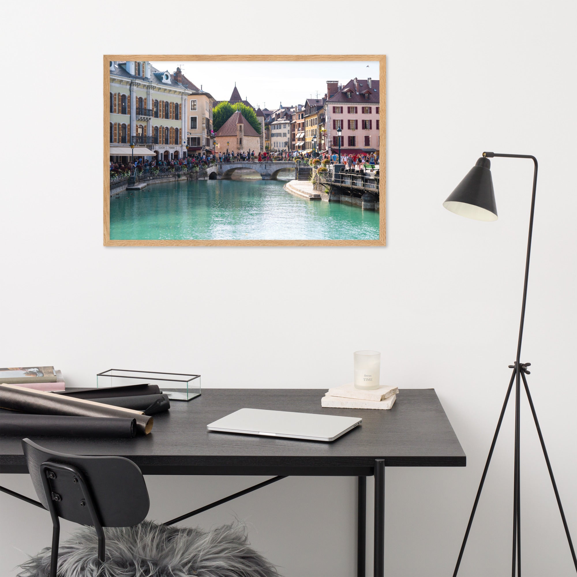 Vue estivale d'Annecy, mettant en lumière le Pont Perrière et le Palais de l'Île, encadrée d'un bois de chêne.