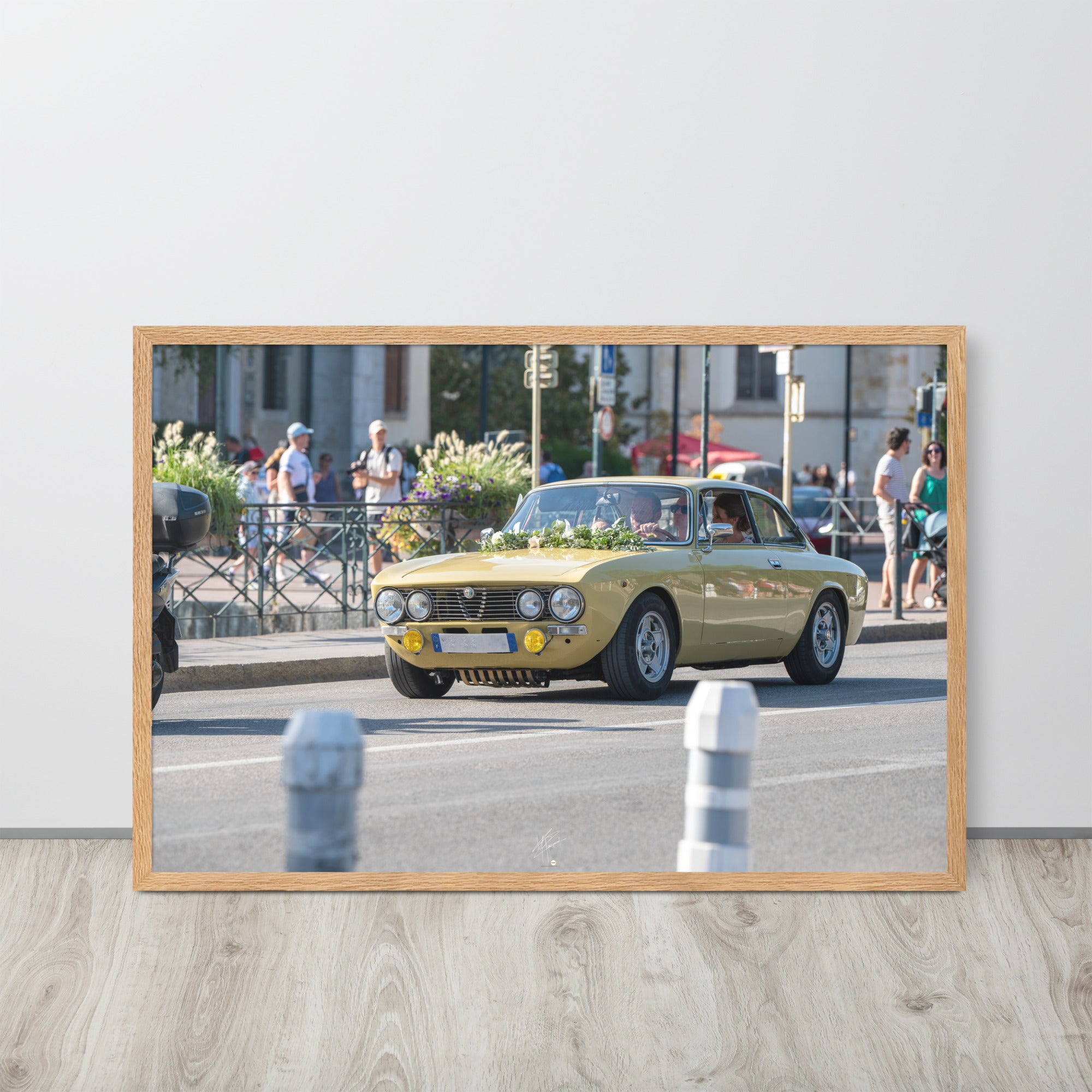 Photographie en angle de la voiture Alpha Romeo GTV, mise en valeur par sa teinte jaune vibrante et sa forme emblématique, stationnée élégamment dans une rue de ville.