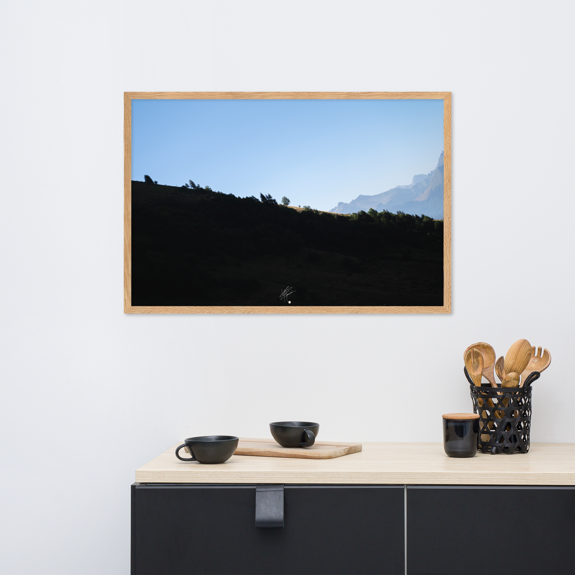 Poster encadré 'Le Tournis', mettant en scène un arbre solitaire éclairé par le soleil sur un flanc de montagne sombre, capturant l'essence du mystère et de la lumière alpine.