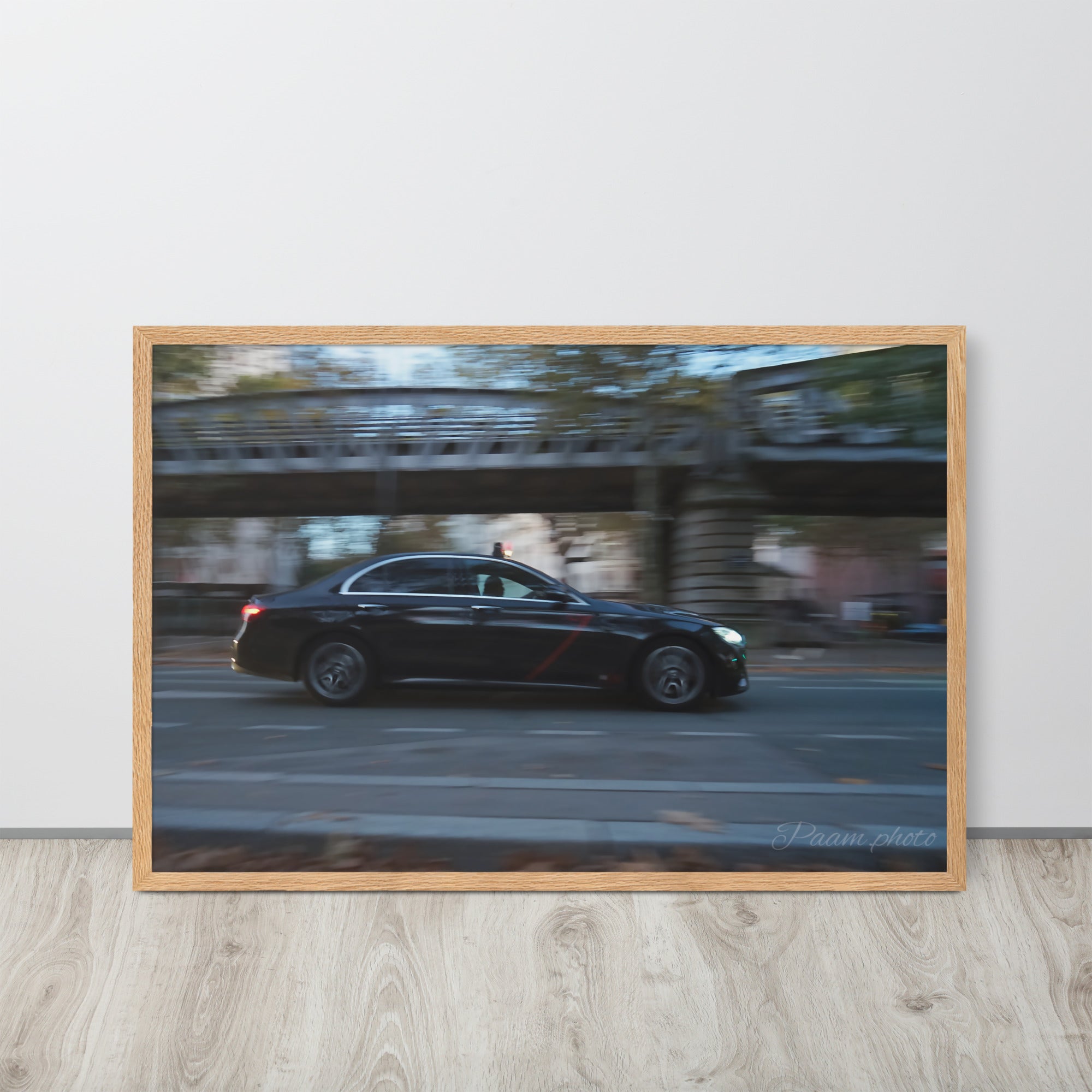 Photographie 'Taxi Parisien' par Pamm.Photo, représentant un taxi Mercedes en mouvement rapide sous les voies aériennes du métro parisien, illustrant la vitesse et l'effervescence de la ville lumière.