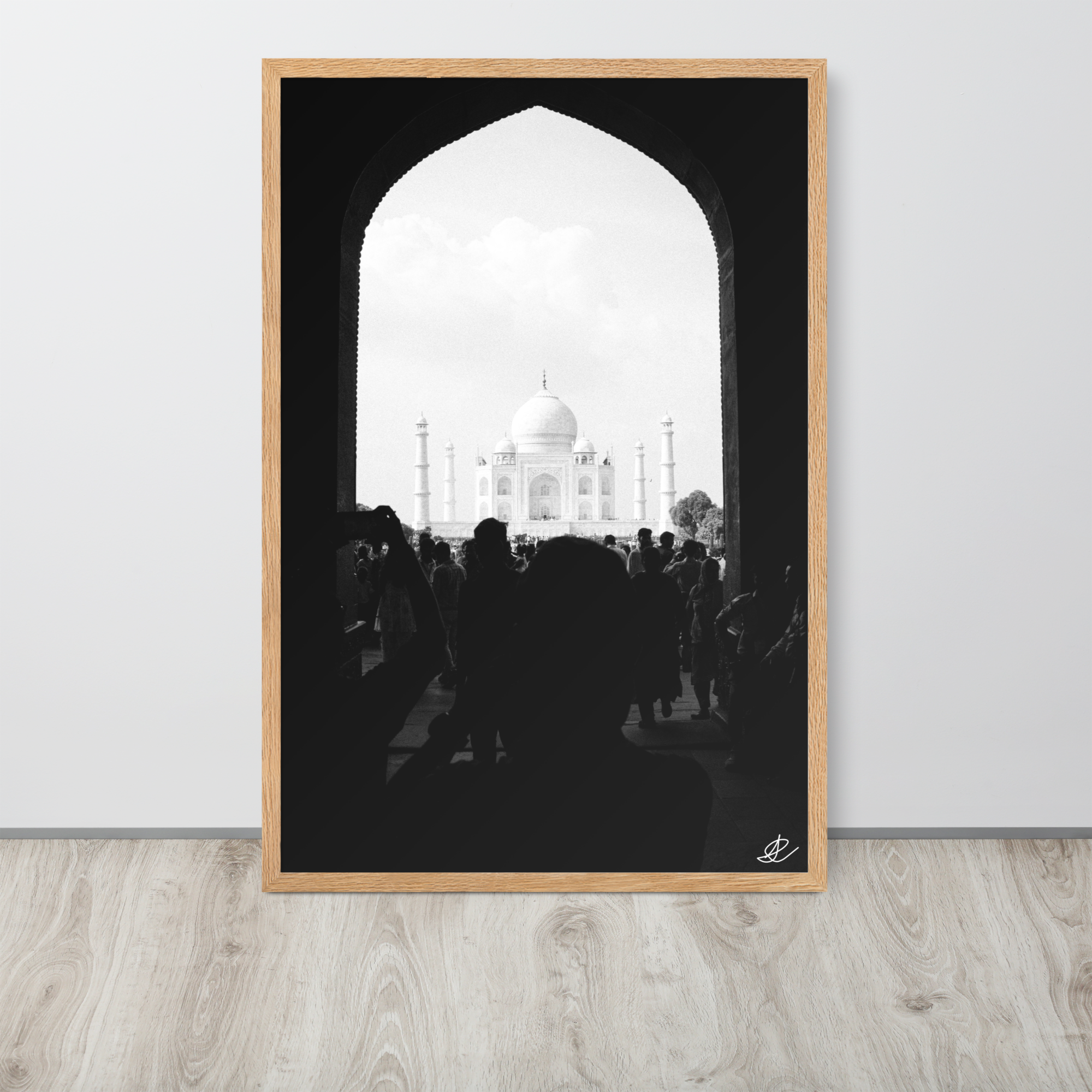 Photographie encadrée 'Taj Mahal' par Ilan Shoham, capturant l'agitation d'Agra avec le Taj Mahal serein à l'horizon, impression de qualité musée sur papier mat épais.