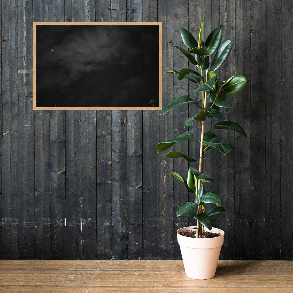 Photographie en noir et blanc du ciel étoilé avec un flou artistique, créé par la technique de pose longue, évoquant un tableau céleste en mouvement.