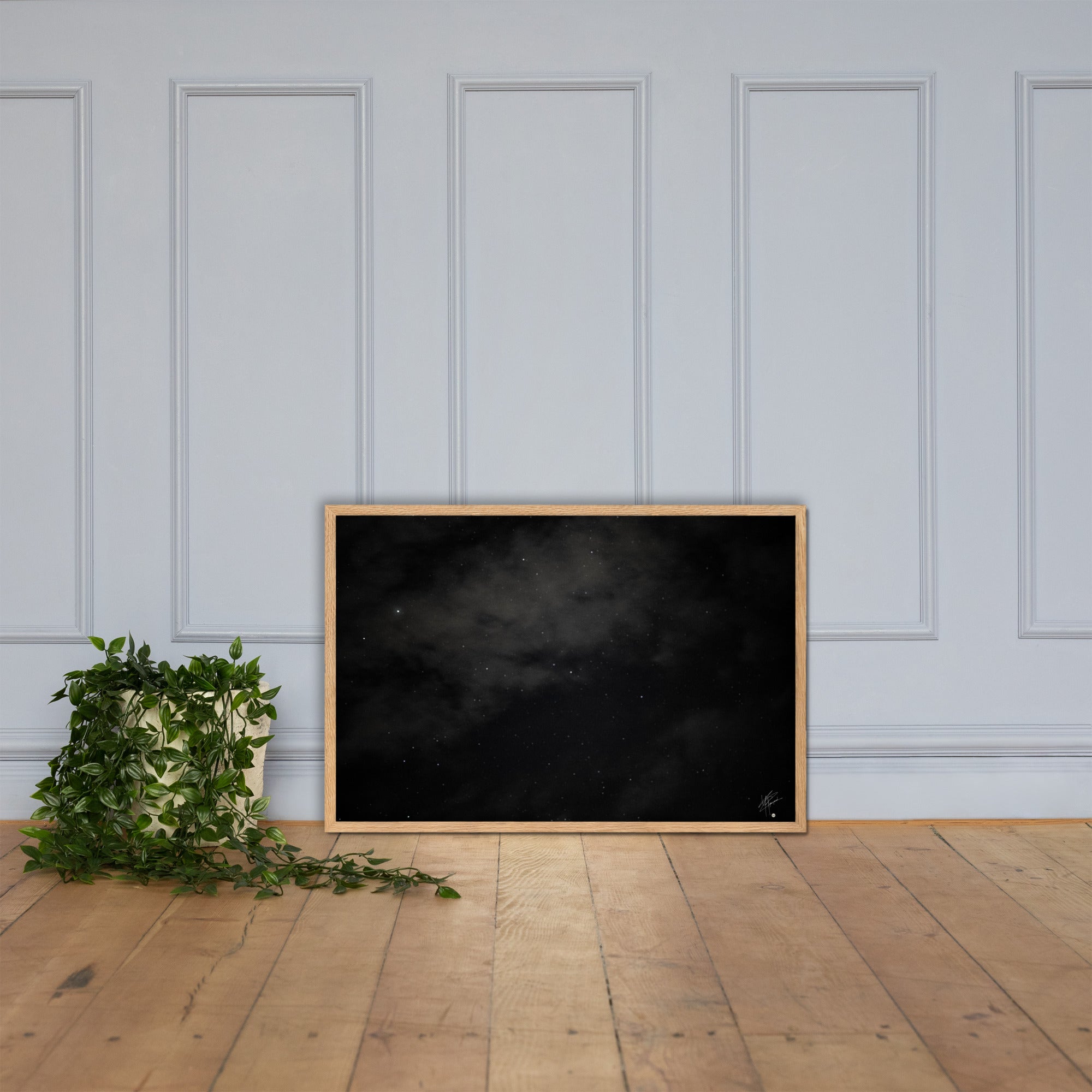 Photographie en noir et blanc du ciel étoilé avec un flou artistique, créé par la technique de pose longue, évoquant un tableau céleste en mouvement.