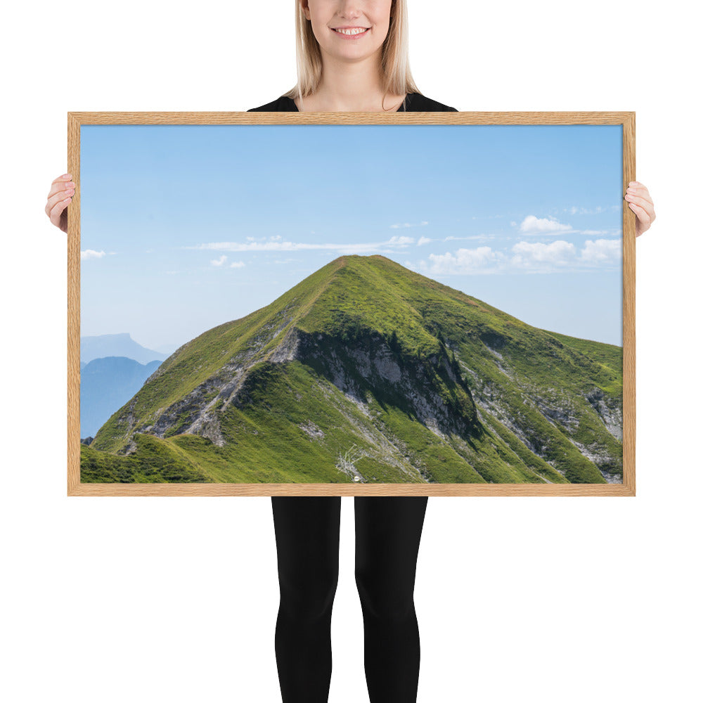 Vue panoramique du 'Mamelon Vert' avec sa végétation luxuriante et montagneuse, encadrée en bois de chêne.