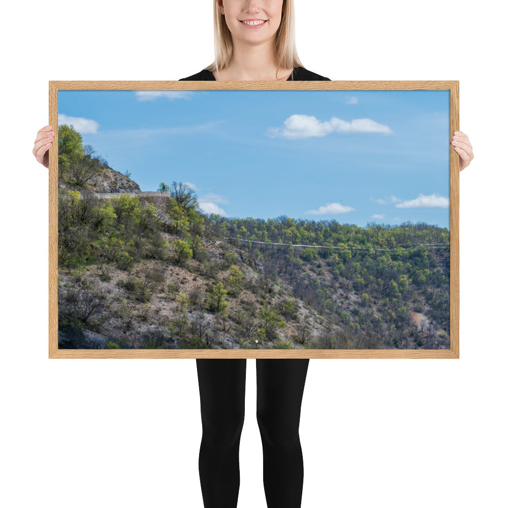 Photographie de 'Sécheresse', montrant un paysage d'Occitanie avec arbres verts et terre sèche, encadré pour une présentation élégante.