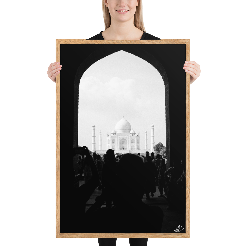 Photographie encadrée 'Taj Mahal' par Ilan Shoham, capturant l'agitation d'Agra avec le Taj Mahal serein à l'horizon, impression de qualité musée sur papier mat épais.