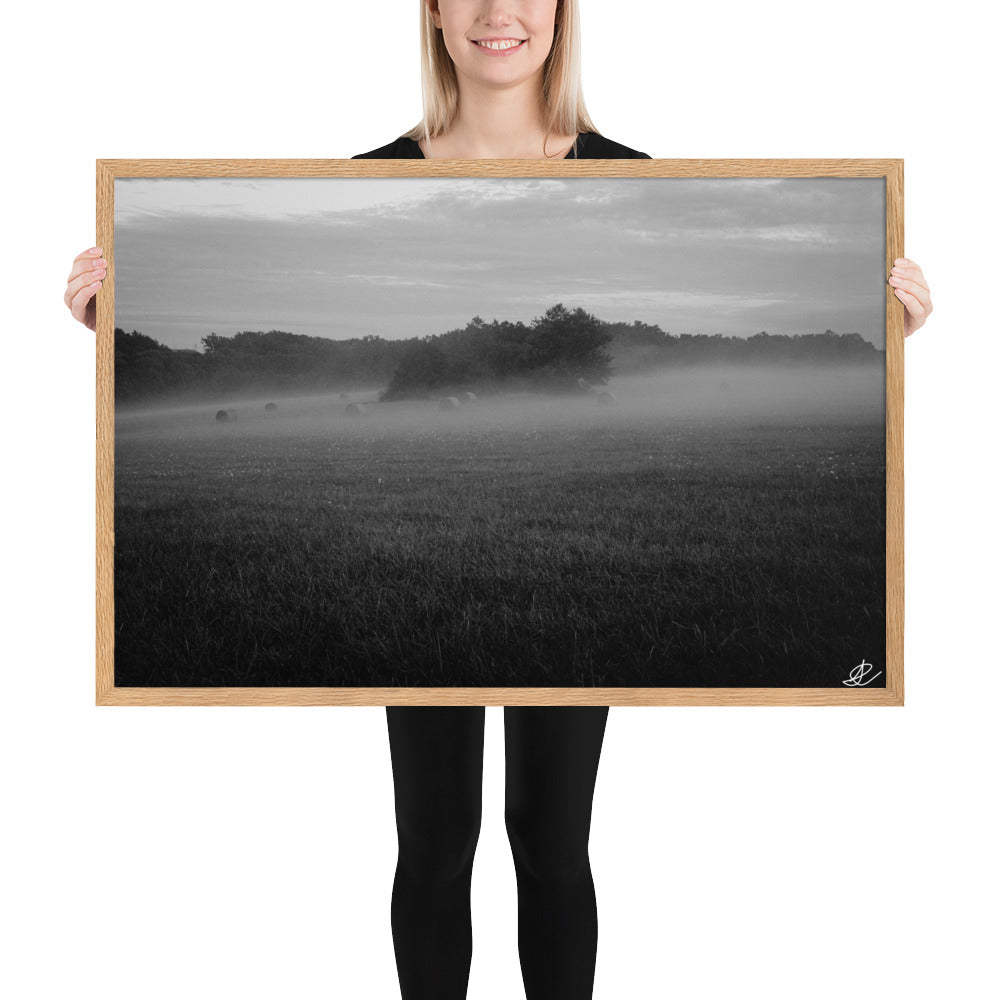 Photographie noir et blanc 'Brouillard' par Ilan Shoham, mettant en scène un paisible champ tourangeau où des ballots de paille émergent majestueusement du brouillard, incarnant la sérénité et la beauté mystique de la campagne française.