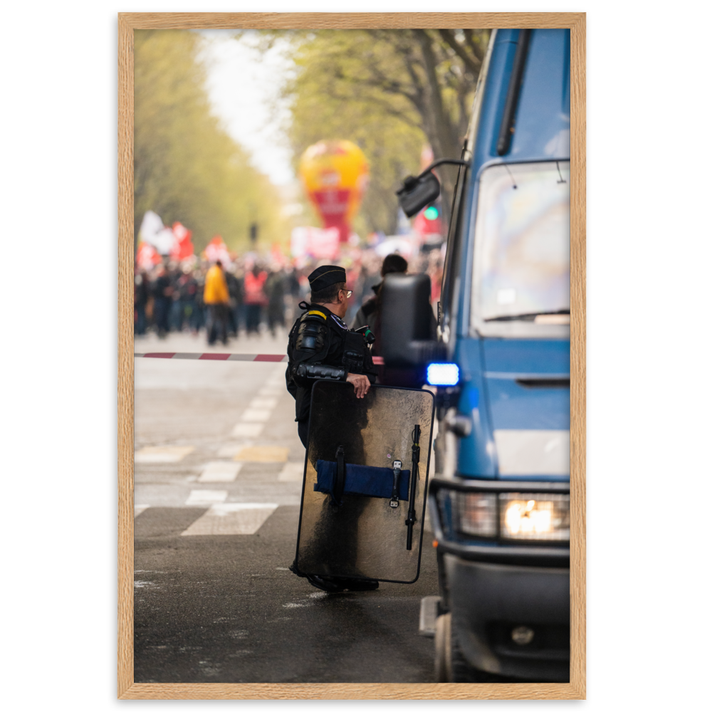 Poster mural - Gendarmerie mobile – Photographie de rue manifestation pacifique à Paris – Poster photographie, photographie murale et des posters muraux unique au monde. La boutique de posters créée par Yann Peccard un Photographe français.