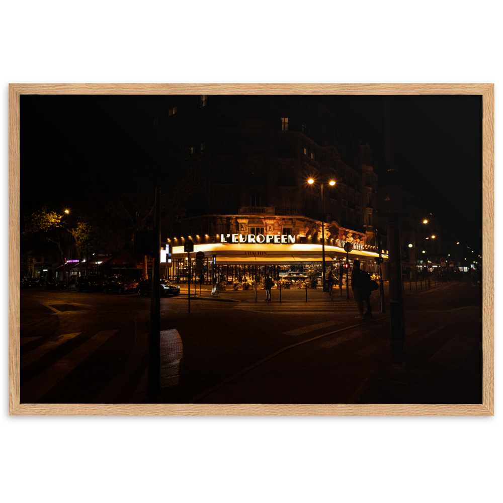 Poster mural et affiche - La terrasse du restaurant – Photographie de nuit d'une terrasse parisienne – Poster photographie, photographie murale et des posters muraux unique au monde. La boutique de posters créée par Yann Peccard un Photographe français.