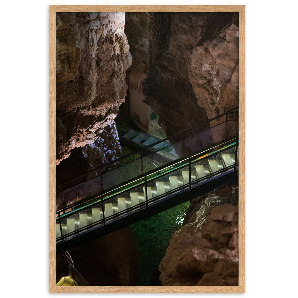 Barque en métal amarrée dans une rivière souterraine pour l'exploration des grottes.