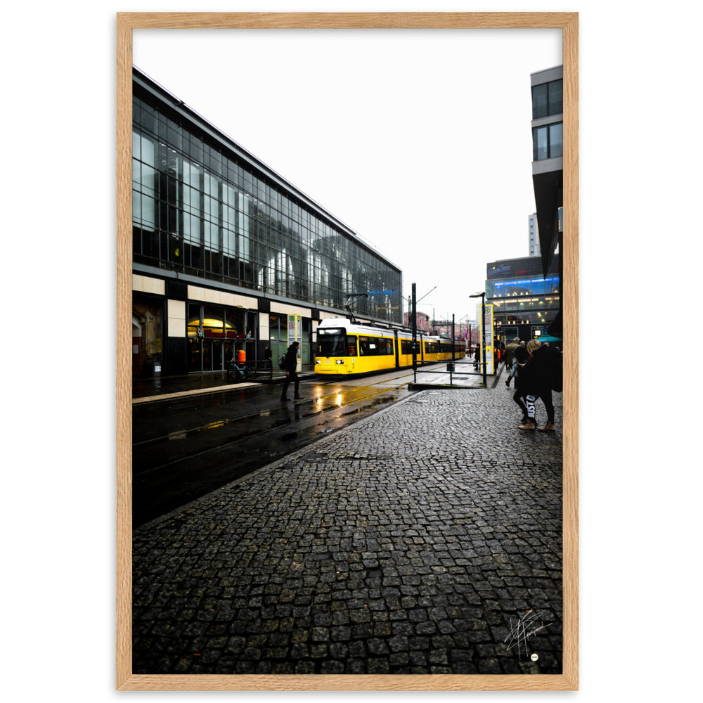 Photographie capturant un tramway jaune passant devant un cinéma à Berlin. Une scène urbaine dynamique mêlée à l'aura du monde cinématographique.