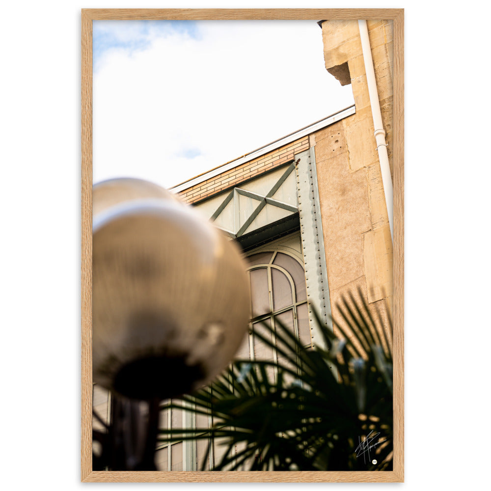 Photographie mettant en lumière l'architecture marocaine avec sa pierre jaune, une silhouette de palmier et des éléments industriels, évoquant un voyage exotique.