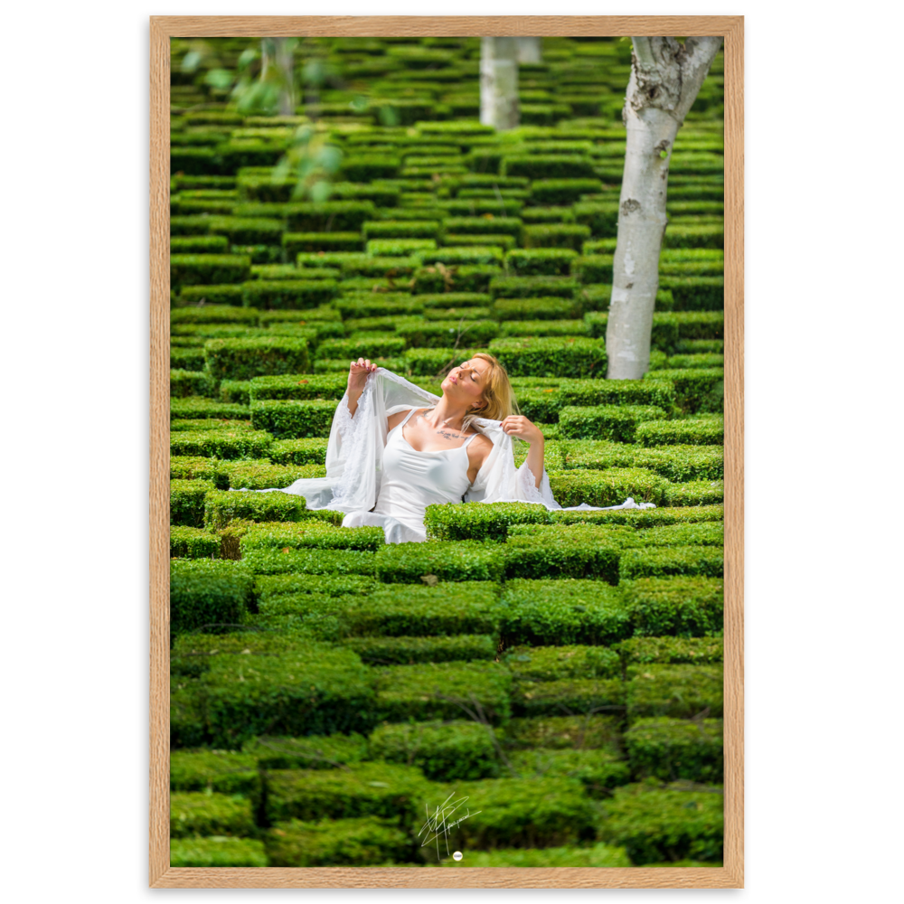 Portrait élégant de 'Blanche', une femme blonde vêtue de blanc, posant au milieu d'un jardin verdoyant et luxuriant, évoquant la beauté et la sérénité.