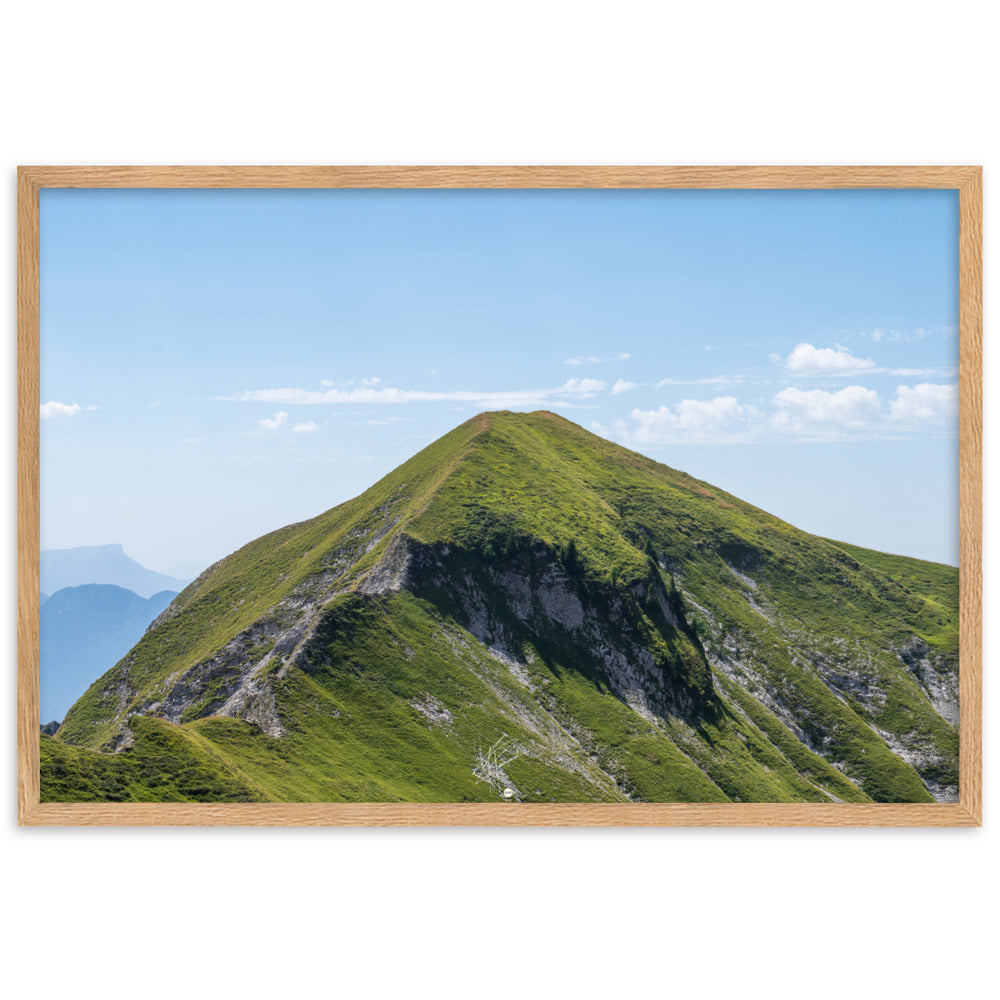 Vue panoramique du 'Mamelon Vert' avec sa végétation luxuriante et montagneuse, encadrée en bois de chêne.