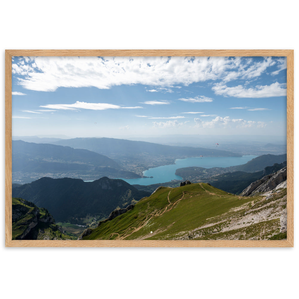 Vue panoramique du lac d'Annecy, entouré de montagnes majestueuses, avec un cadre en bois de chêne massif.