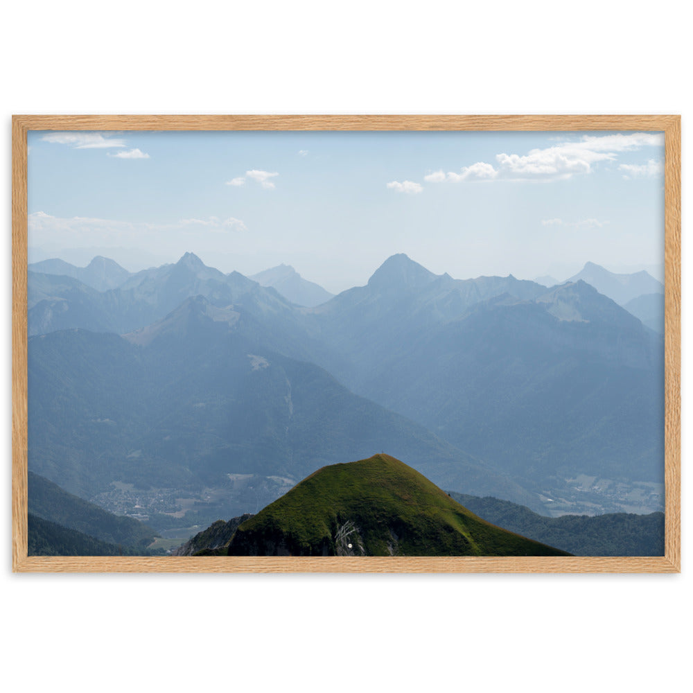 Vue panoramique depuis le sommet de La Tournette, baigné par la lumière d'une chaude journée d'été, encadrée d'un cadre en chêne massif.