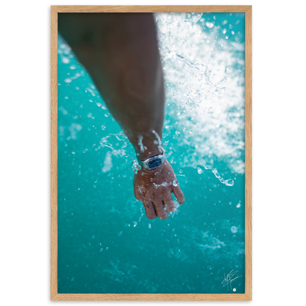 Main humaine avec montre française faisant éclabousser les eaux turquoise du lac d'Annecy, encadrée de chêne.