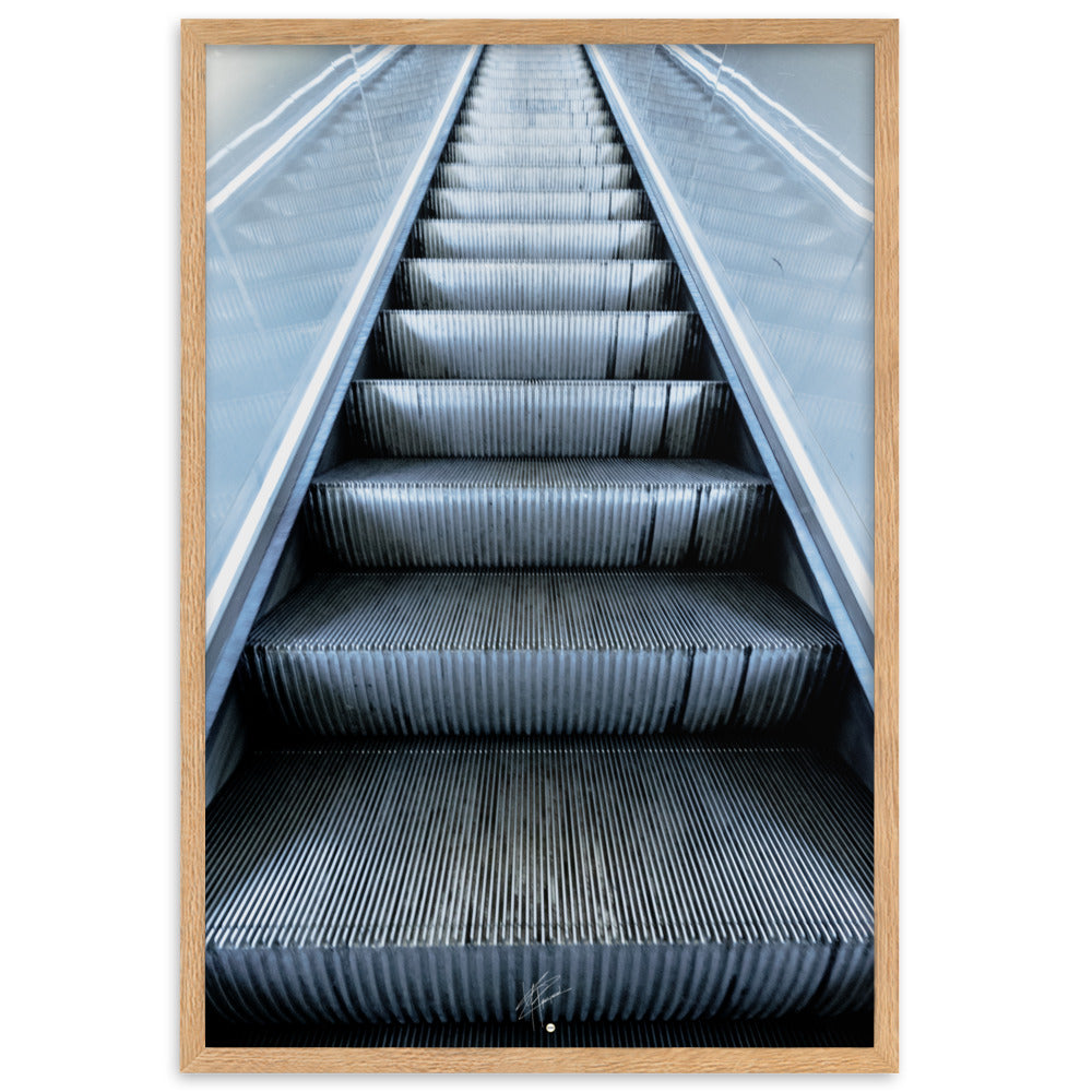 Photographie d'un escalator rétroéclairé du métro parisien, évoquant une montée vers l'infini.