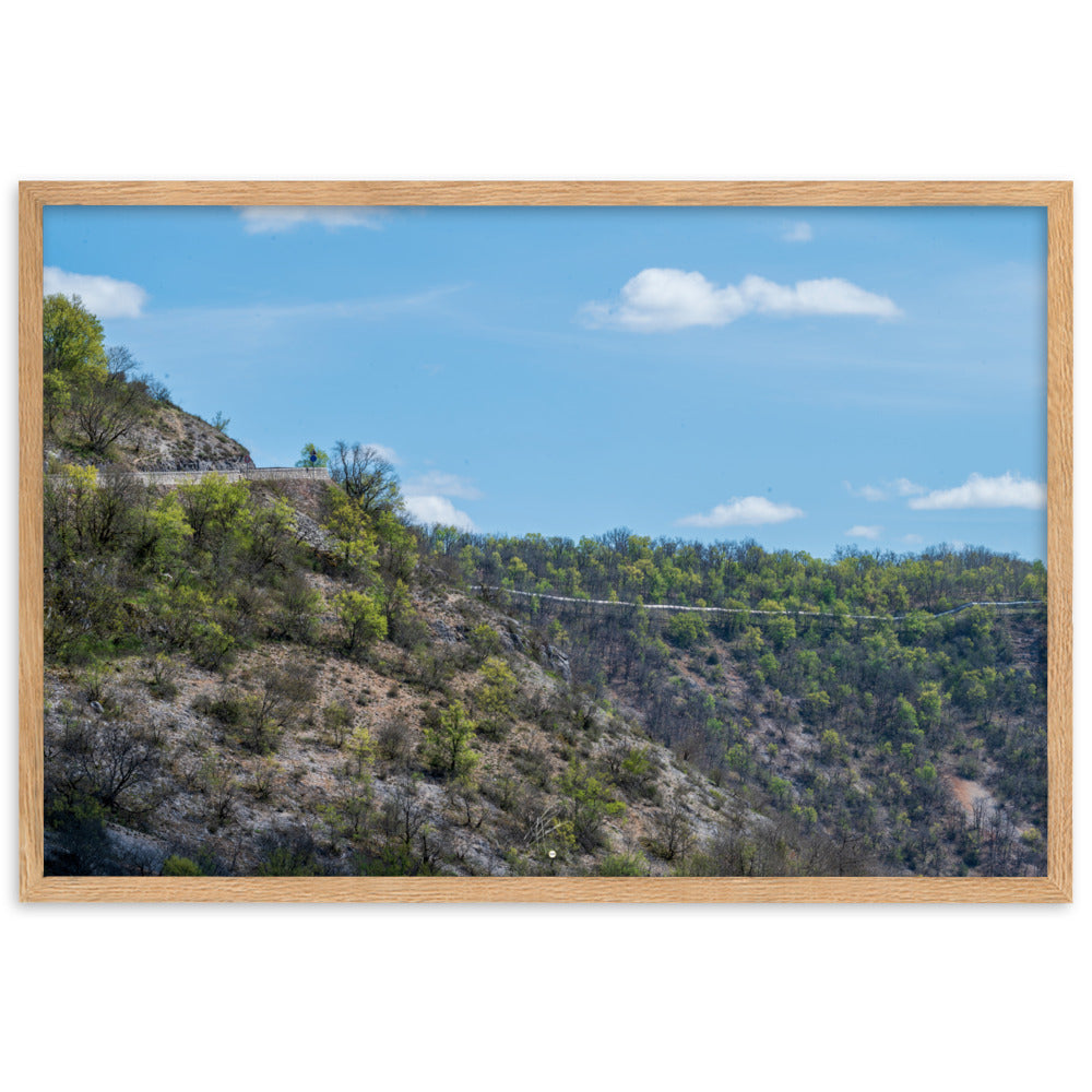 Photographie de 'Sécheresse', montrant un paysage d'Occitanie avec arbres verts et terre sèche, encadré pour une présentation élégante.