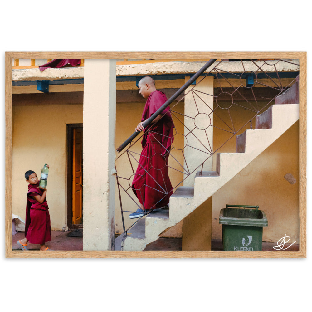 Photographie 'Jeune moine' par Ilan Shoham, capturant une scène touchante d'un jeune moine offrant de l'eau dans le cadre spirituel et architectural de Vashisht, en Inde.