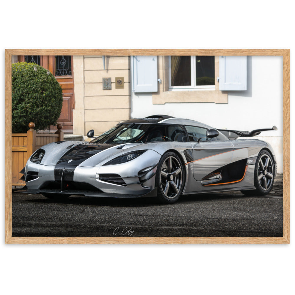 Poster photographique 'Koenigsegg Agera One N01' par Charles Coley, mettant en lumière une supercar éblouissante en impression encadrée.