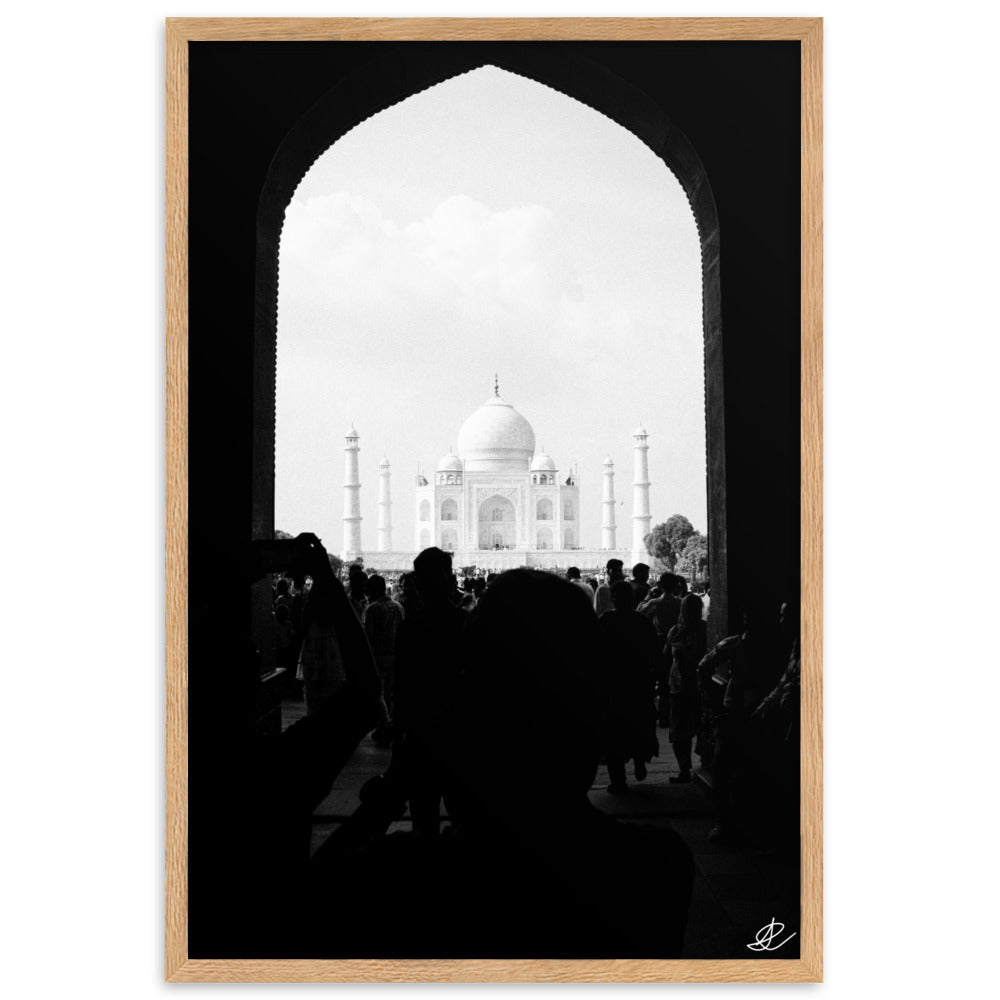 Photographie encadrée 'Taj Mahal' par Ilan Shoham, capturant l'agitation d'Agra avec le Taj Mahal serein à l'horizon, impression de qualité musée sur papier mat épais.