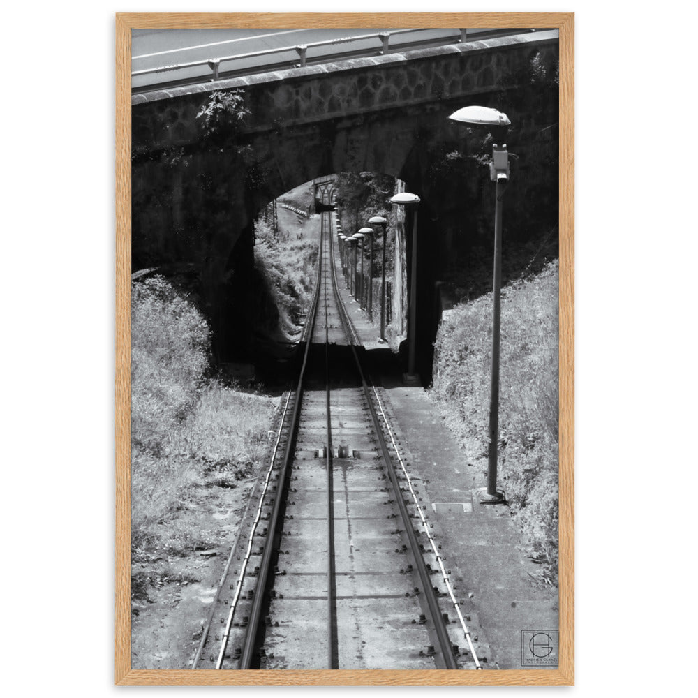 Photographie encadrée 'La Descente' par Hadrien Geraci, montrant une vue plongeante sur les rails du funiculaire Artxanda, impression de qualité musée sur papier mat épais.