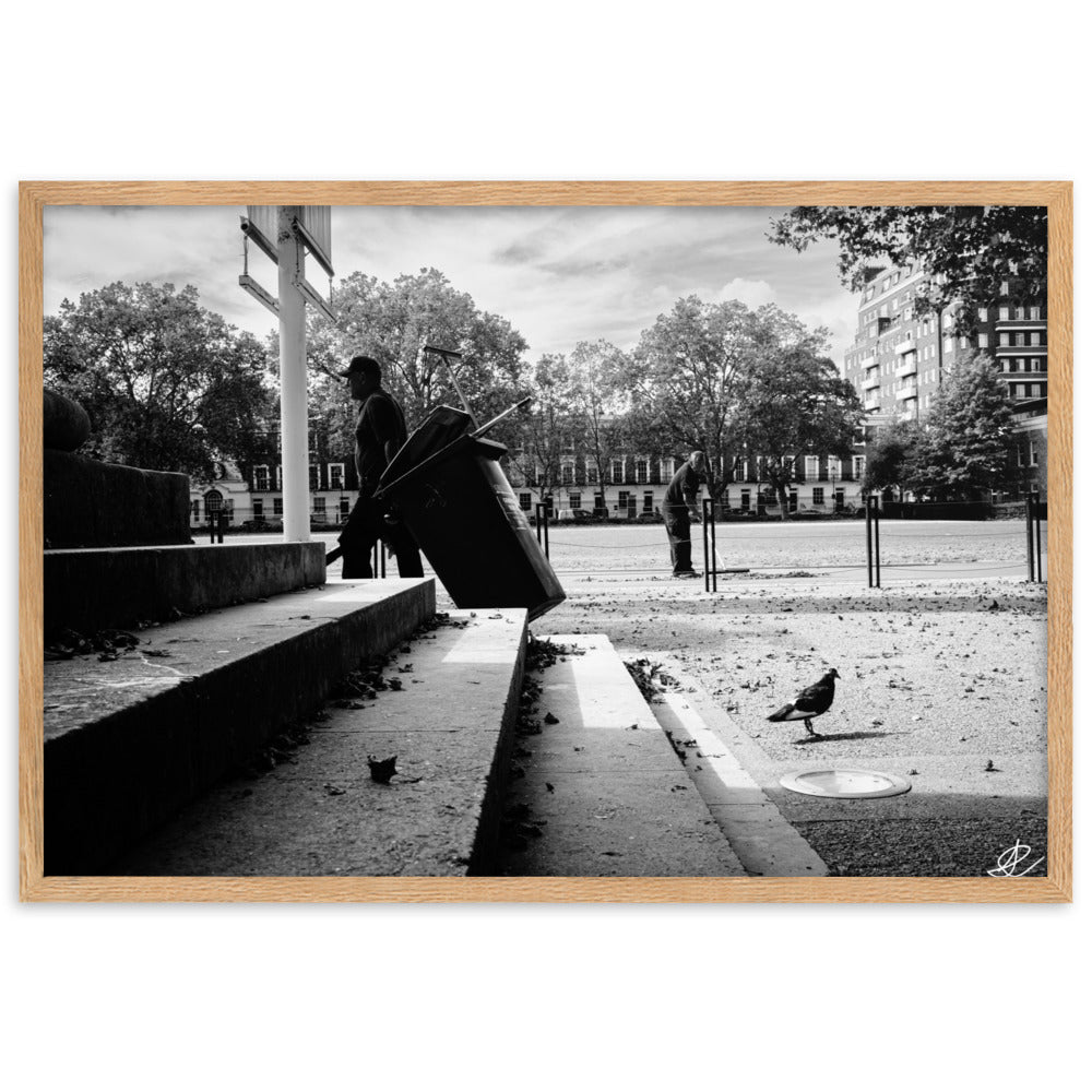 Photographie 'Entretien' par Ilan Shoham, mettant en scène une rue londonienne à travers trois plans – des marches d'escalier, un pigeon solitaire, et un homme faisant de l'entretien – offrant une perspective éloquente et tranquille sur la vie urbaine quotidienne, et apportant une narration visuelle subtile à votre espace.