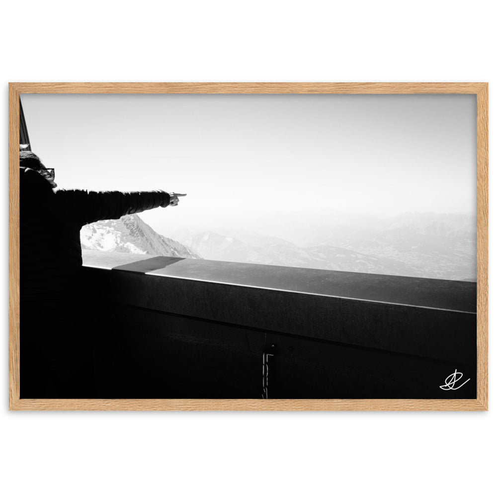 Photographie 'Au-delà de l'Horizon' par Ilan Shoham, capturant une silhouette face à des montagnes embrumées, symbolisant la contemplation et l'aventure.