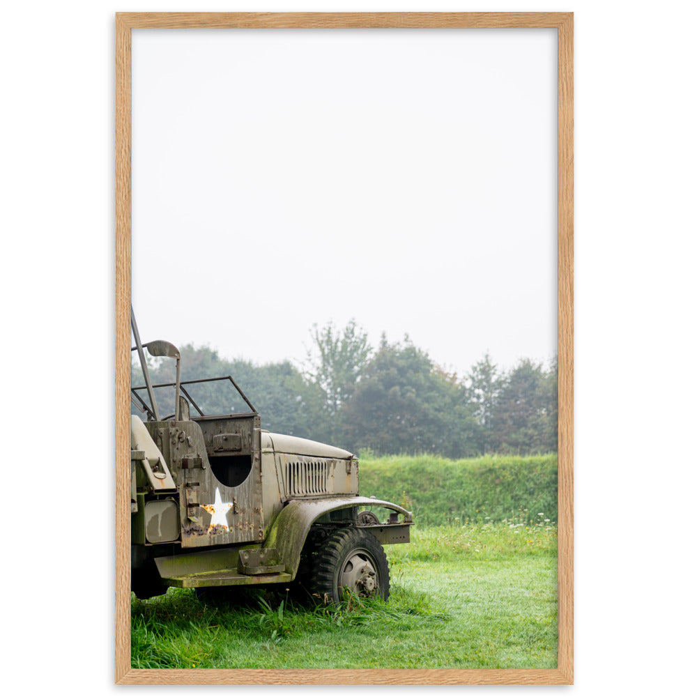 Image détaillée du véhicule militaire "GMC CCKW" dans son environnement naturel, photographie d'Yann Peccard, parfaite pour ajouter une touche historique à tout espace.