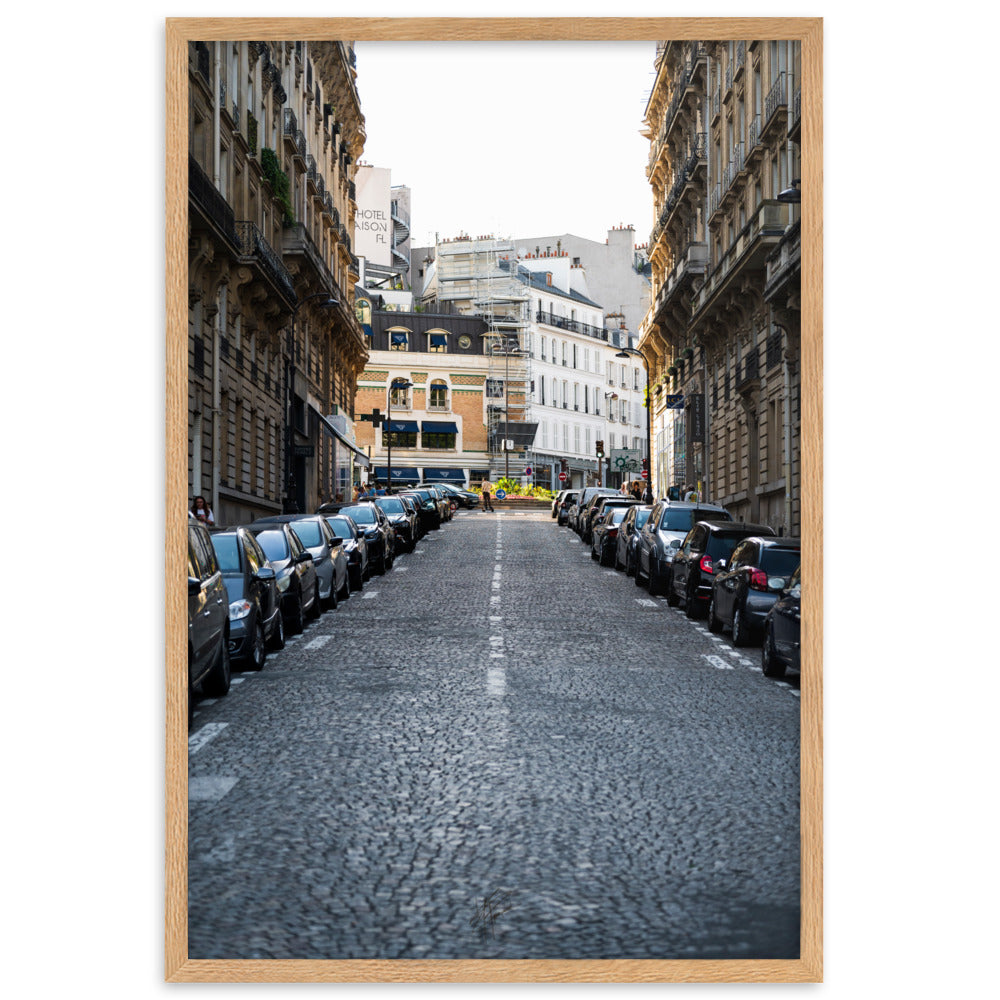 Photographie de la Rue Marietta Alboni à Paris, par Yann Peccard, illustrant une rue pavée typiquement parisienne avec des immeubles haussmanniens.