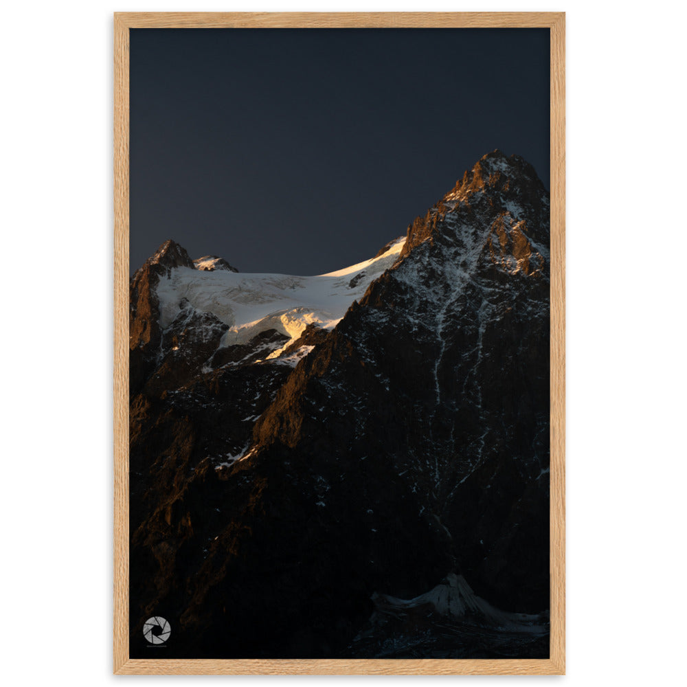 Image d'un crépuscule en montagne, une œuvre de Brad_Explographie, parfaite pour représenter la majesté et la grandeur naturelle des paysages alpins.