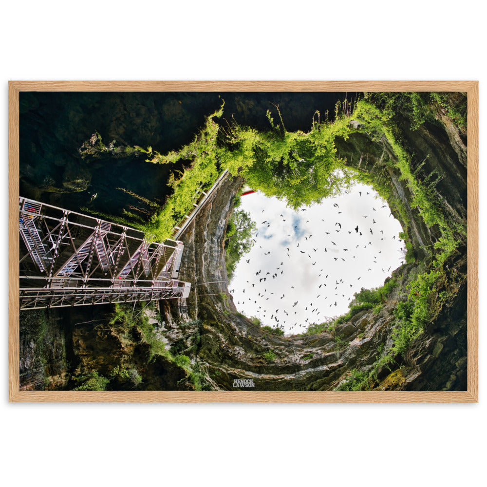 Photographie du poster "Vue du ciel" de Henock Lawson, montrant une gorge naturelle avec un ciel ouvert encadré par la végétation et les rochers.