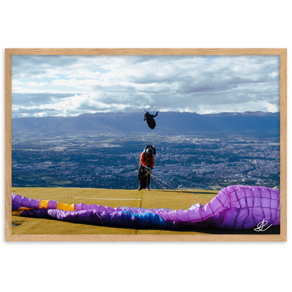 Photographie du poster "Préparation pour l'envol" de Ilan Shoham, montrant un parapentiste se préparant au vol dans un cadre urbain.