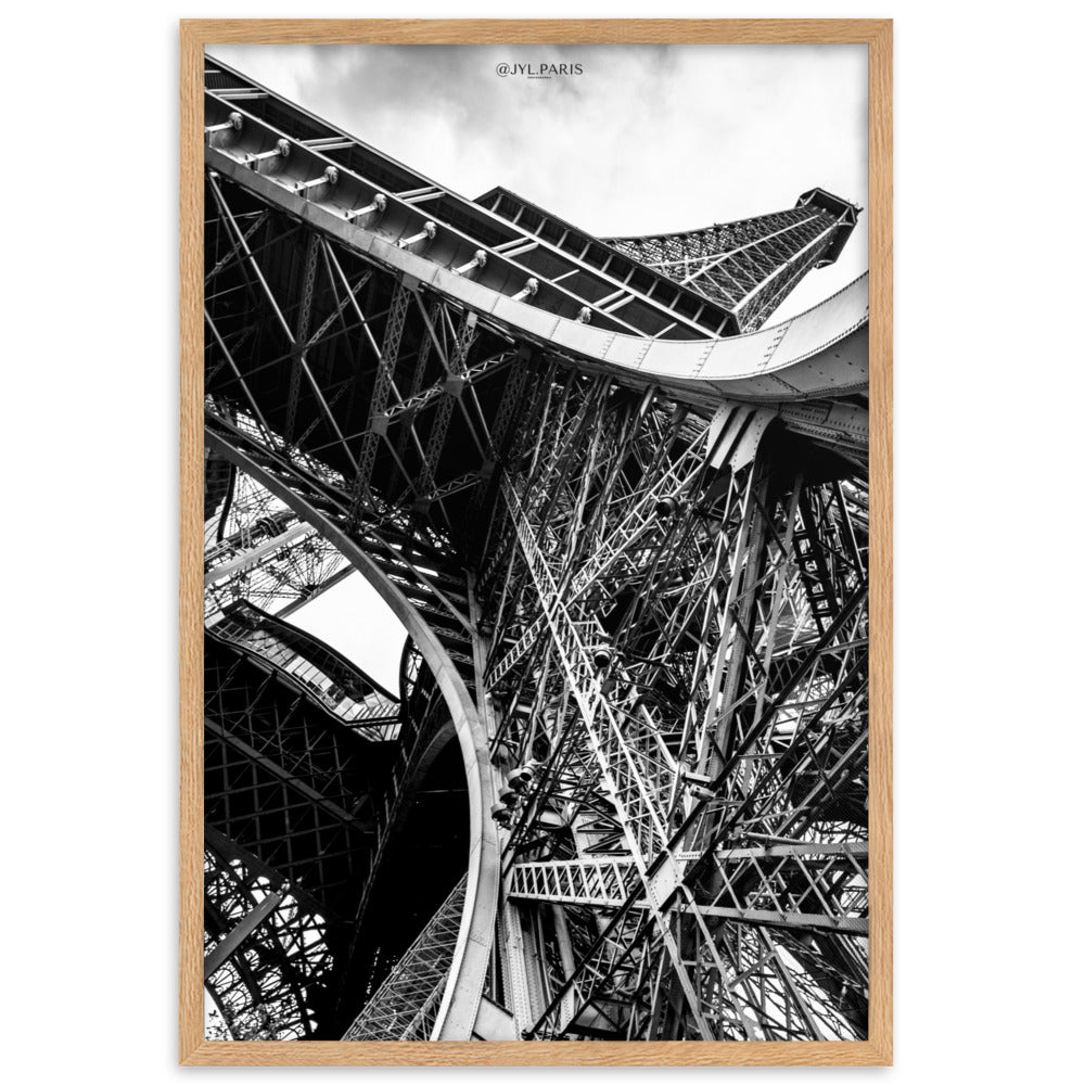 Poster "Entrejambe" par JYL.PARIS, capturant les détails architecturaux de la Tour Eiffel en treillis et en noir et blanc.