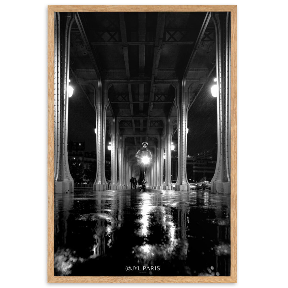 Poster "Sous Le Pont Bir Hakeim Coule La Seine" montrant une vue nocturne du pont parisien, capturant l'atmosphère et l'éclat de la ville.