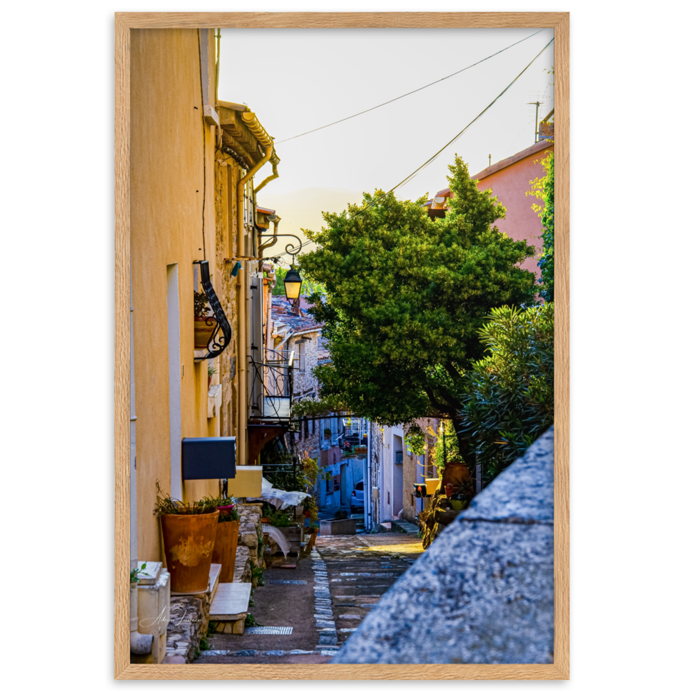 Poster coloré "Rue de Cuers" montrant une rue pittoresque d'un village provençal, baignée de soleil et d'ambiance méditerranéenne.