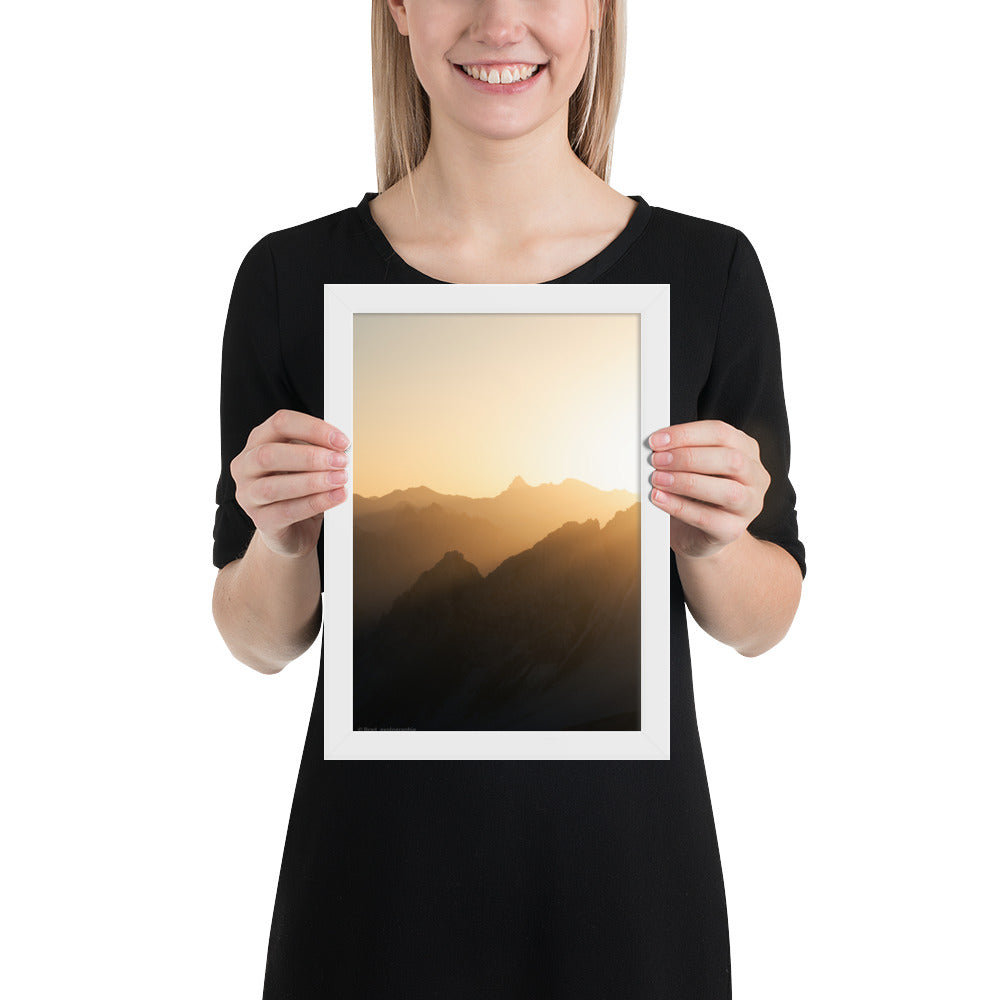 Lever du soleil illuminant des montagnes imposantes, photographié par Brad_explographie, présenté dans un cadre élégant.